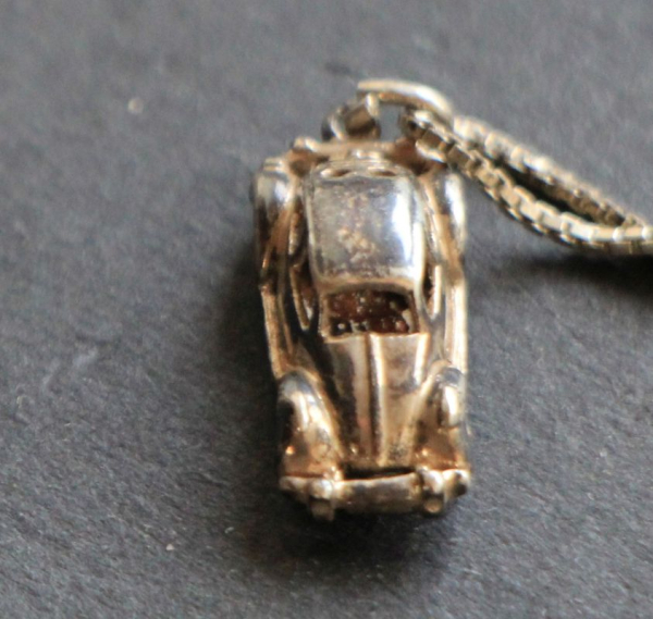 Volkswagen Beetle Splitwindow Pendant with chain 1960 silver (8126)